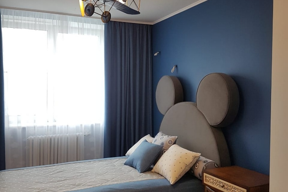 Синие однотонные шторы в комнате