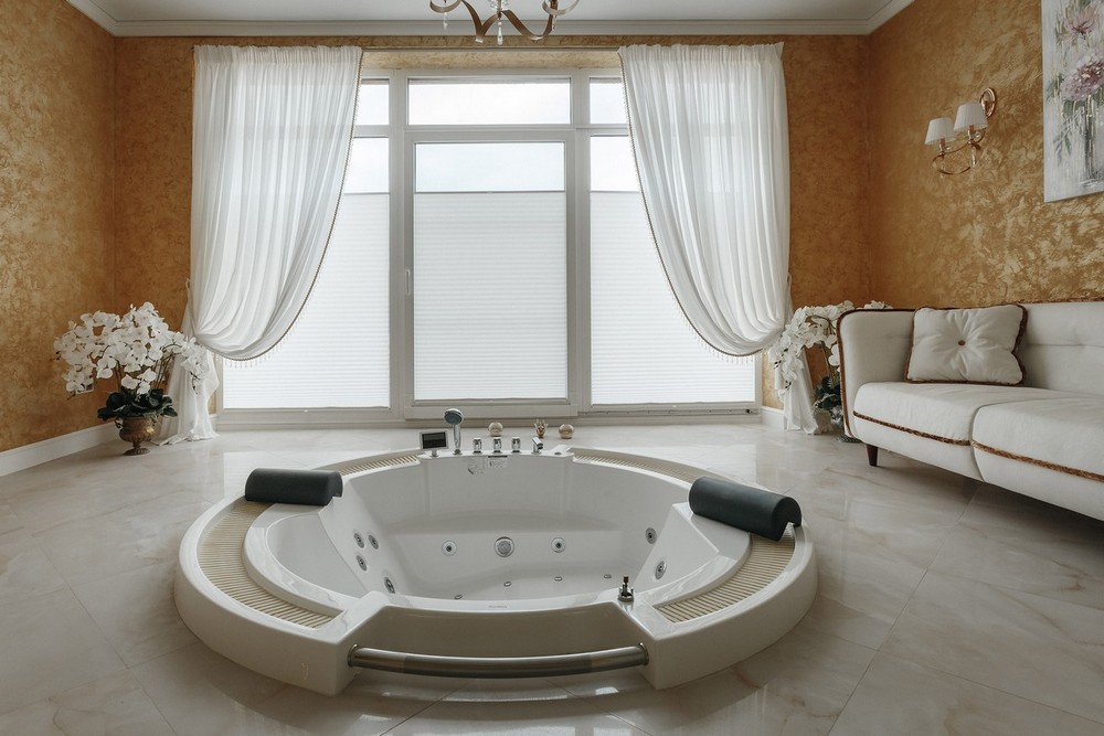 Белые шторы в оформлении ванной комнаты